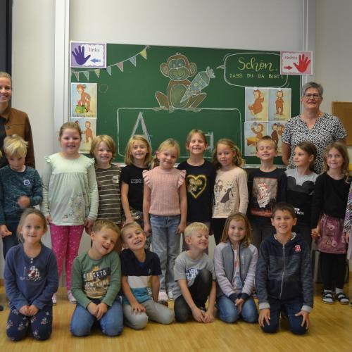 Erstklässler 1a mit Lehrerin Theresia und Schulassistentin Johanna