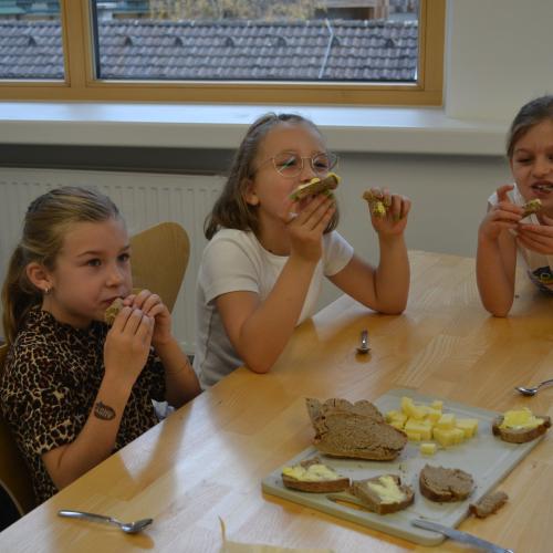Brotbacken mit den Ortsbäuerinnen