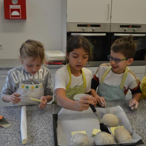 Brotbacken mit den Ortsbäuerinnen