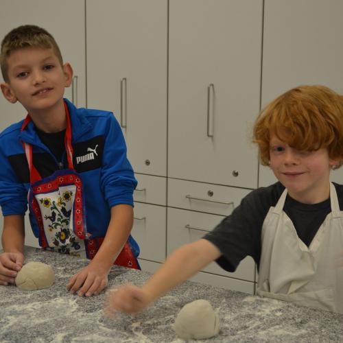 Brotbacken mit den Ortsbäuerinnen