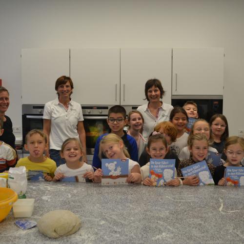 Brotbacken mit den Ortsbäuerinnen