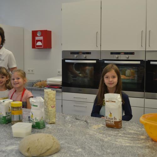 Brotbacken mit den Ortsbäuerinnen