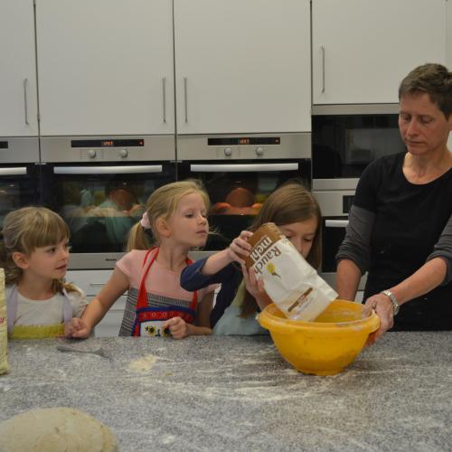 Brotbacken mit den Ortsbäuerinnen