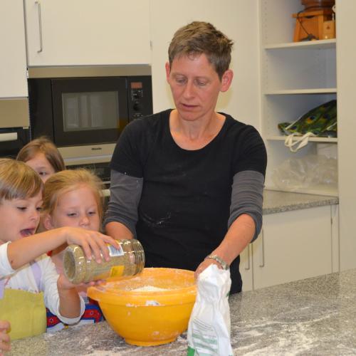 Brotbacken mit den Ortsbäuerinnen