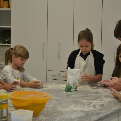 Brotbacken mit den Ortsbäuerinnen