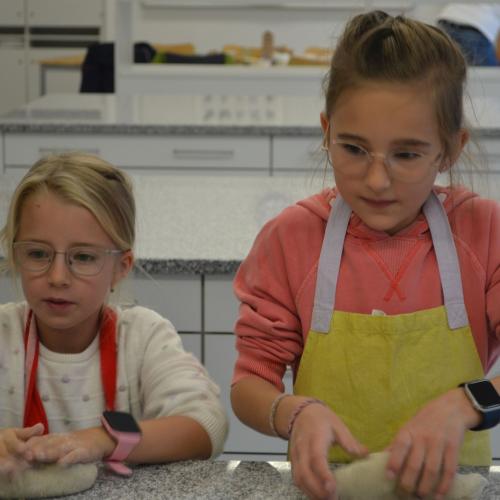 Brotbacken mit den Ortsbäuerinnen