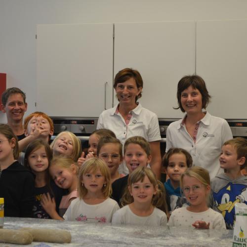 Brotbacken mit den Ortsbäuerinnen