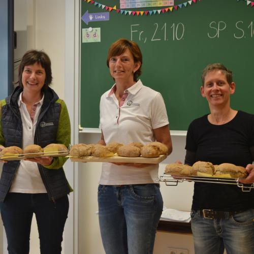 Brotbacken mit den Ortsbäuerinnen