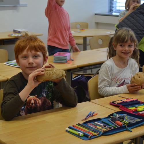 Brotbacken mit den Ortsbäuerinnen