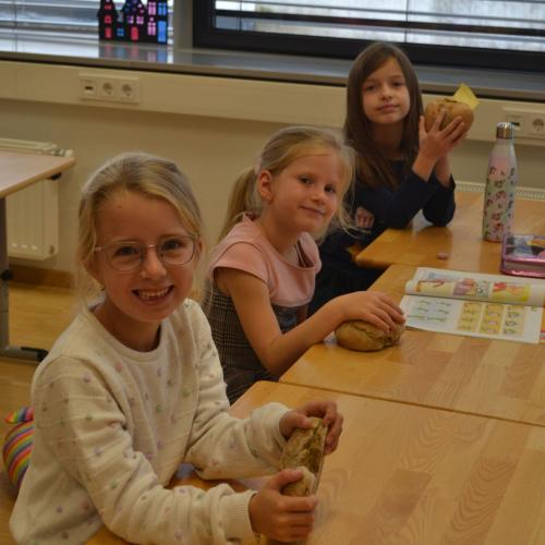 Brotbacken mit den Ortsbäuerinnen