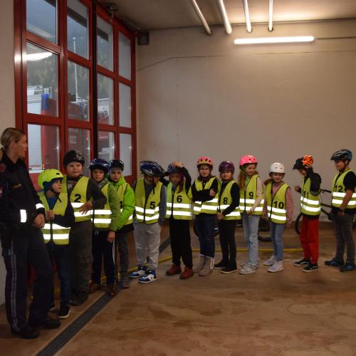 Radfahrübung im Feuerwehrhaus