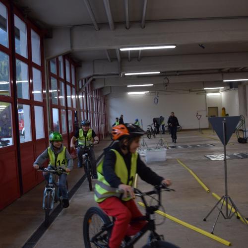 Radfahrübung im Feuerwehrhaus