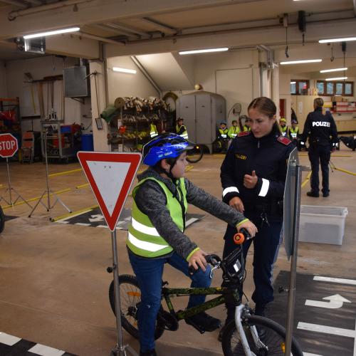 Radfahrübung im Feuerwehrhaus