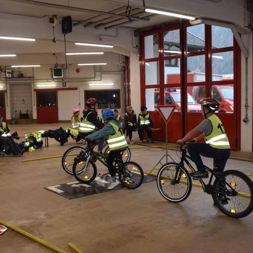 Radfahrübung im Feuerwehrhaus