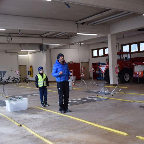 Radfahrübung im Feuerwehrhaus