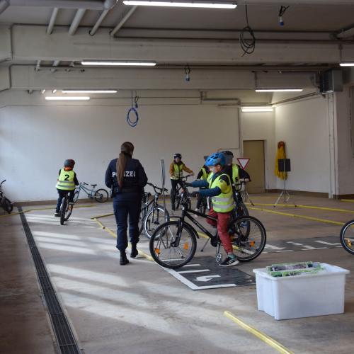 Radfahrübung im Feuerwehrhaus
