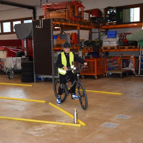 Radfahrübung im Feuerwehrhaus