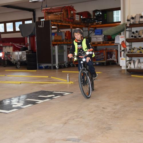 Radfahrübung im Feuerwehrhaus