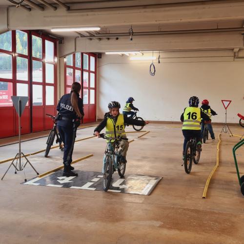 Radfahrübung im Feuerwehrhaus