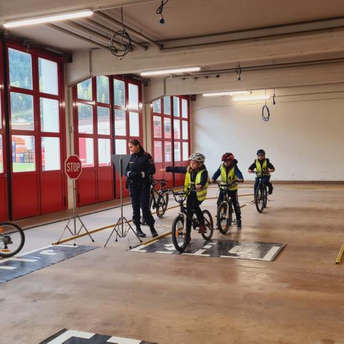 Radfahrübung im Feuerwehrhaus