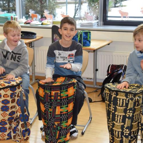 Trommeln im Musikunterricht