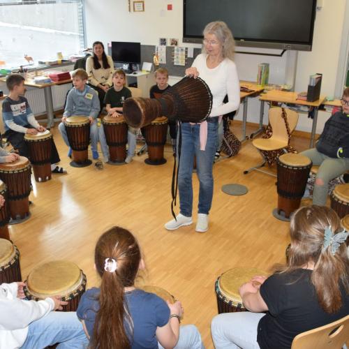 Trommeln im Musikunterricht