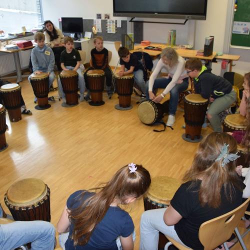 Trommeln im Musikunterricht