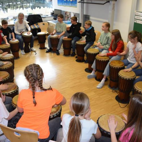 Trommeln im Musikunterricht