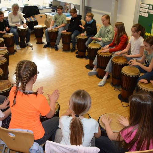 Trommeln im Musikunterricht