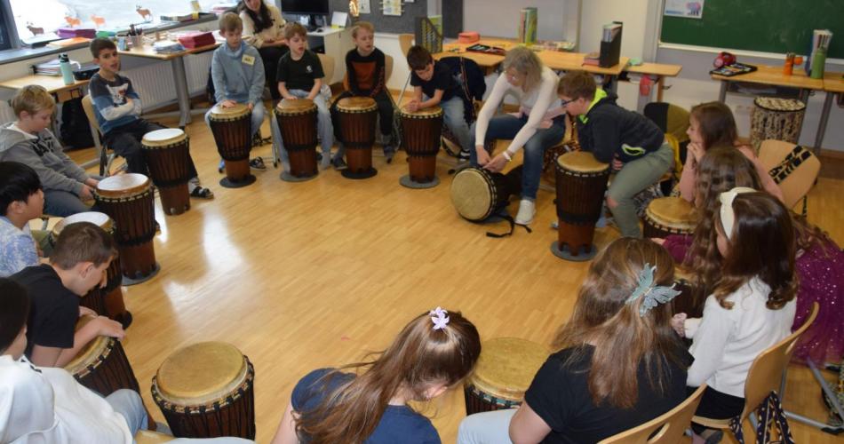 Trommeln im Musikunterricht
